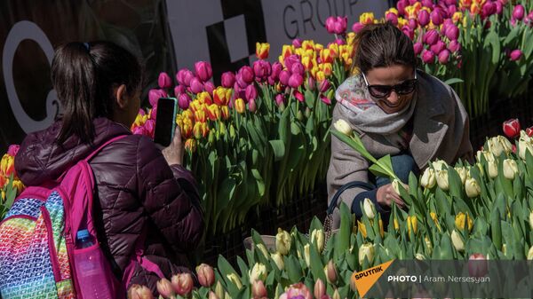 Посетители ярмарки тюльпанов в центре Еревана - Sputnik Армения