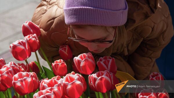 Посетительница ярмарки тюльпанов в центре Еревана - Sputnik Армения