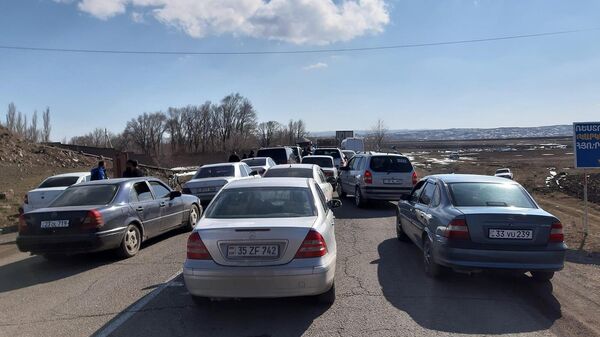 Շիրակի մարզի մի շարք ֆերմերներ պարարտանյութի թանկացման դեմ բողոքելով փակել էին Գյումրի-Երևան մայրուղին (7 մարտի, 2022թ). Գյումրի - Sputnik Արմենիա