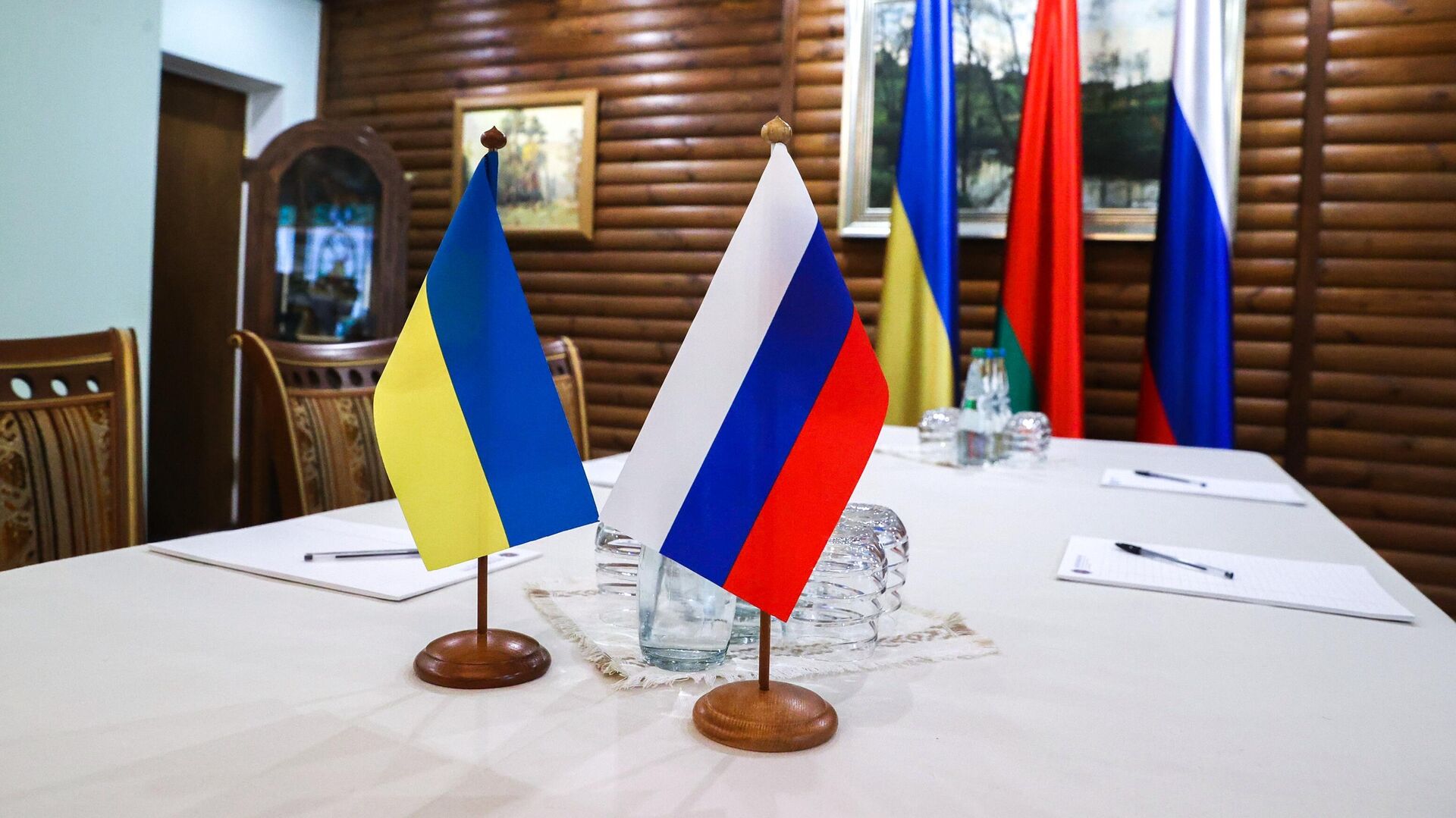 Стол, за которым пройдет третий раунд переговоров между Россией и Украиной (7 марта 2022). Беловежская Пуща - Sputnik Армения, 1920, 29.03.2022