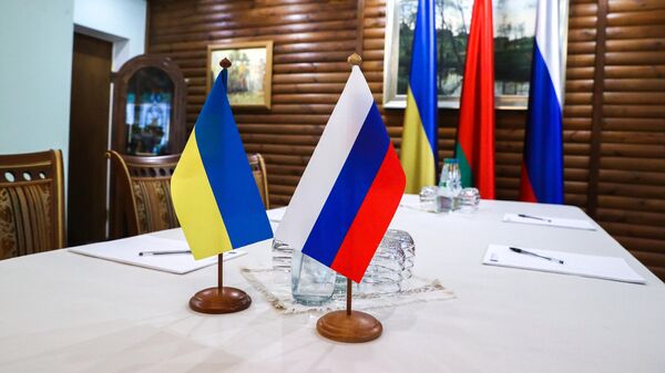 Стол, за которым пройдет третий раунд переговоров между Россией и Украиной (7 марта 2022). Беловежская Пуща - Sputnik Армения