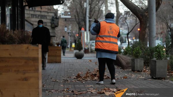 Сотрудница организации Вывоз мусора и санитарная очистка Еревана  за работой - Sputnik Армения