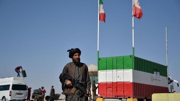 Боец движения Талибан у границы между Ираном и Афганистаном (19 октября 2021). Ислам Кала - Sputnik Армения