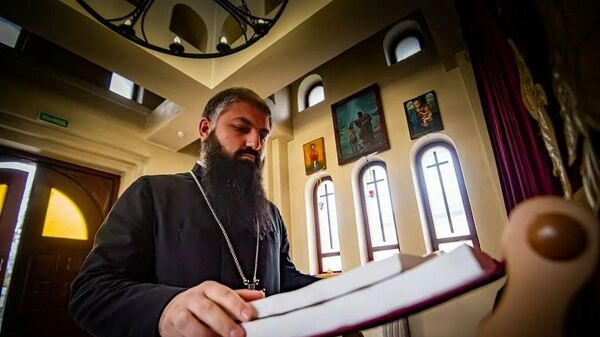 Настоятель церкви Сурб Акоп в Симферополе священник Нерсес Хананян
 - Sputnik Армения