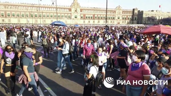 В Мехико 8 марта феминистки протестовали против насилия в отношении женщин - Sputnik Армения