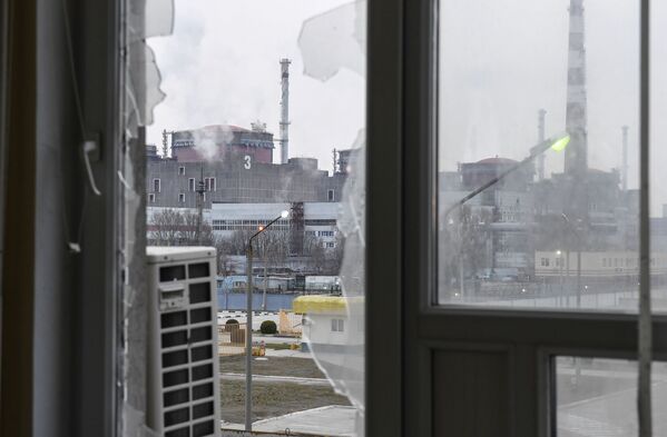 Вид из окна соседнего здания на АЭС - Sputnik Армения