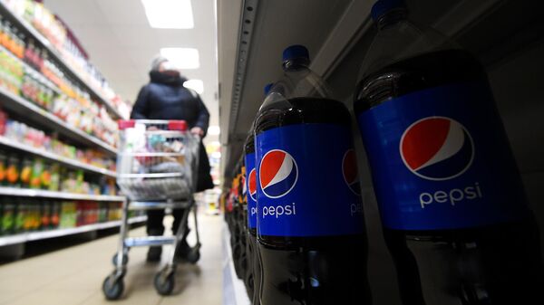 Бутылки с газированным напитком Pepsi на полке супермаркета (9 марта 2022). Москвa - Sputnik Армения
