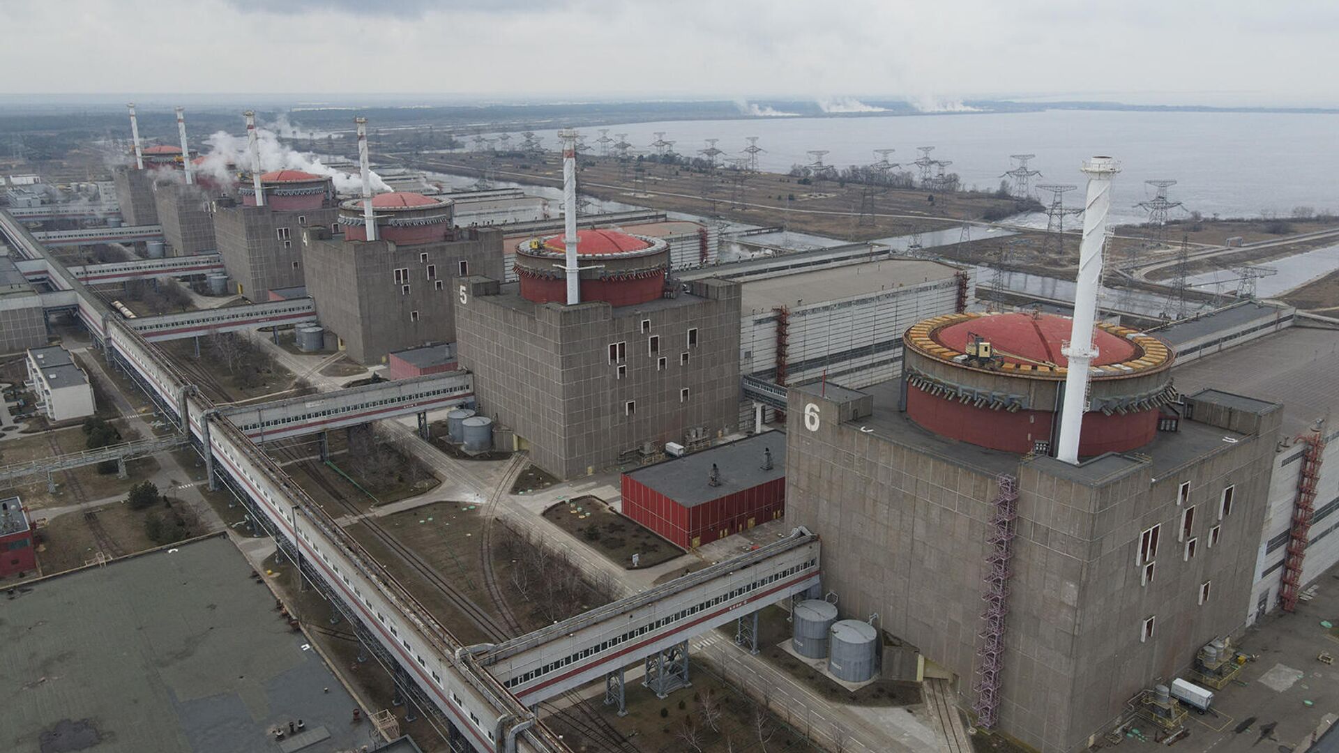 Запорожская атомная электростанция, расположенная в степной зоне на берегу Каховского водохранилища в городе Энергодар - Sputnik Армения, 1920, 13.09.2022