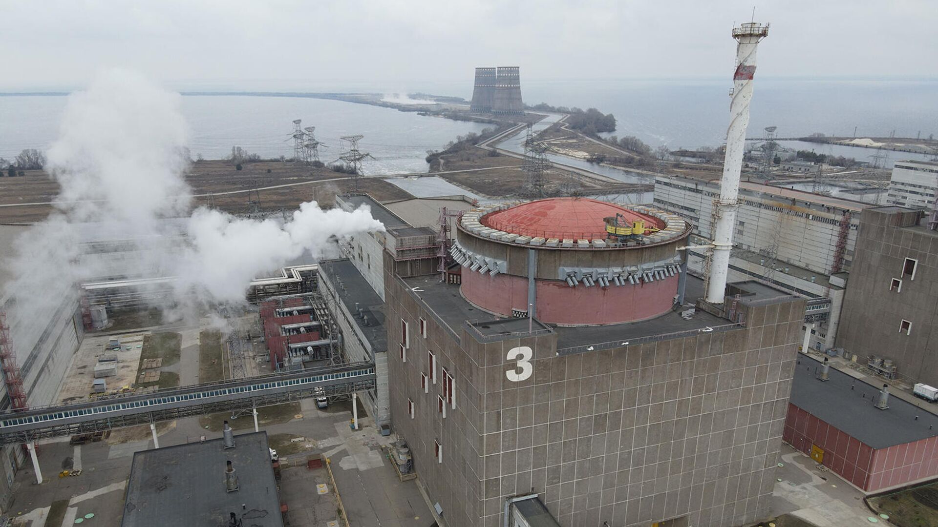 Запорожская атомная электростанция, расположенная в степной зоне на берегу Каховского водохранилища в городе Энергодар - Sputnik Армения, 1920, 04.05.2022