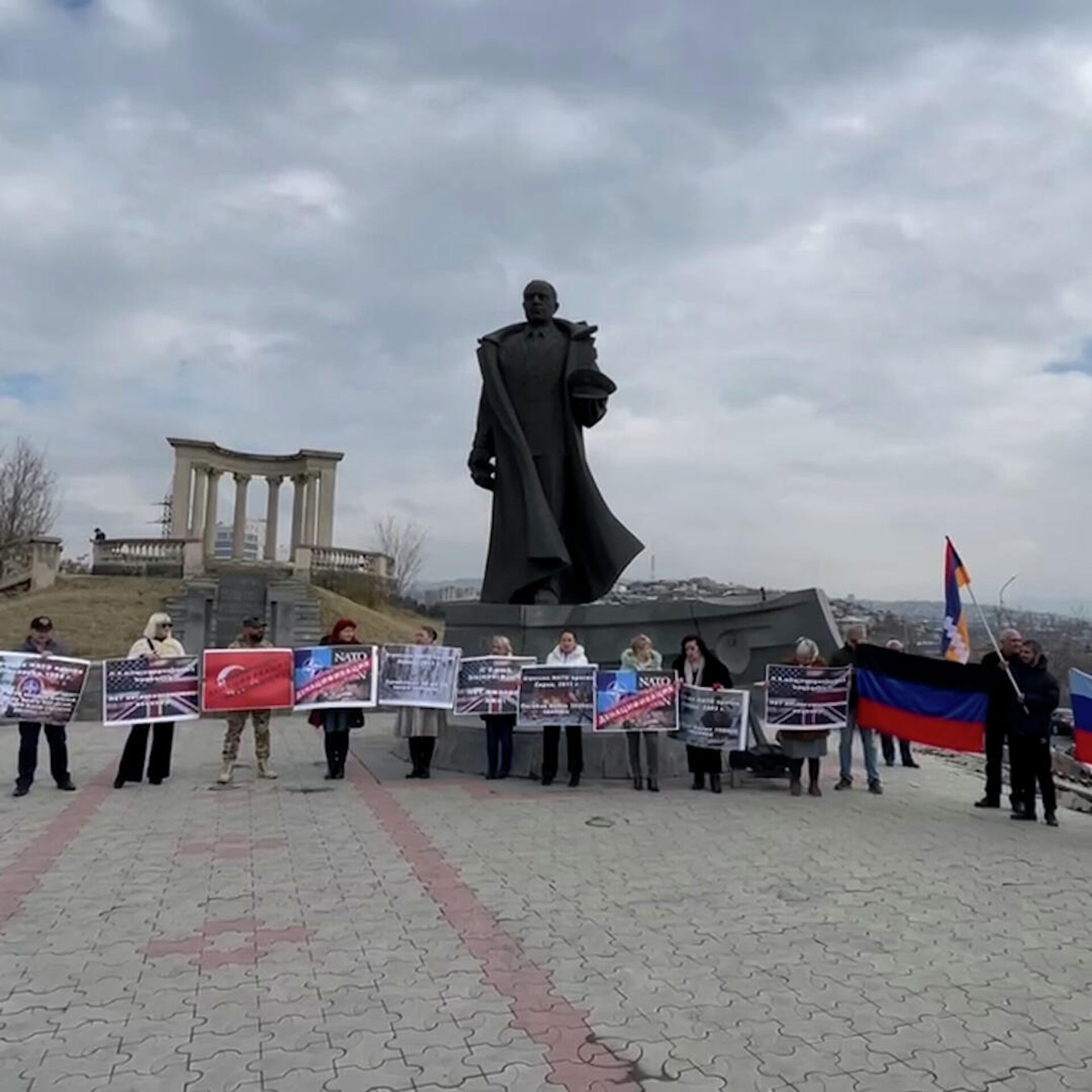 Group armenia. Протесты в Армении. Посольство США В Ереване.