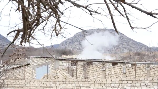 Момент взрыва мины и ранения мирного жителя в Храморте попал в объектив съемочной группы армянского телеканала TV5 - Sputnik Армения