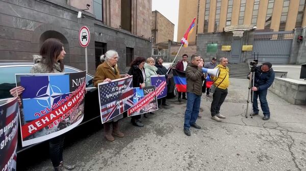 Армянские активисты провели акцию в поддержку России у здания посольства страны - Sputnik Армения