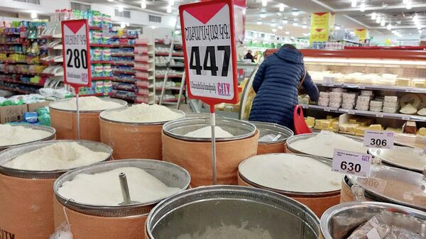 Сахарный песок в контейнерах в супермаркете Yerevan City - Sputnik Армения