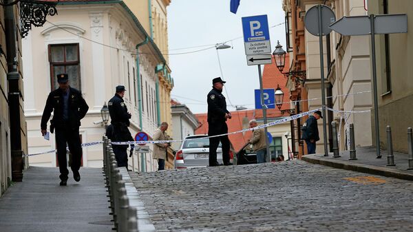 Полицейские у ограждения на одной из улиц Загреба - Sputnik Արմենիա