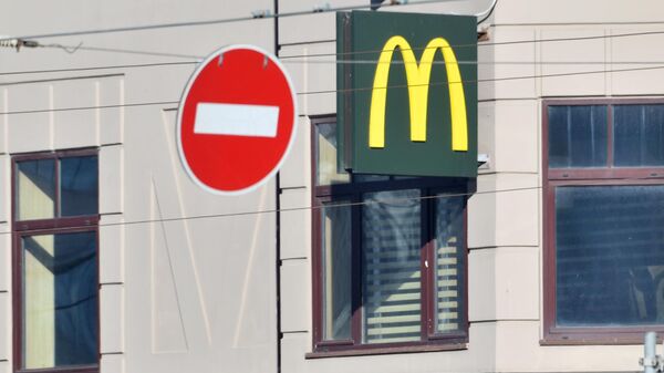 Вывеска на ресторане  Макдоналдс на проспекте Мира в Москве - Sputnik Армения