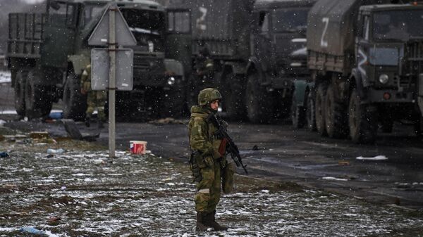 Колонна российской военной техники на шоссе в окрестностях Херсона - Sputnik Армения