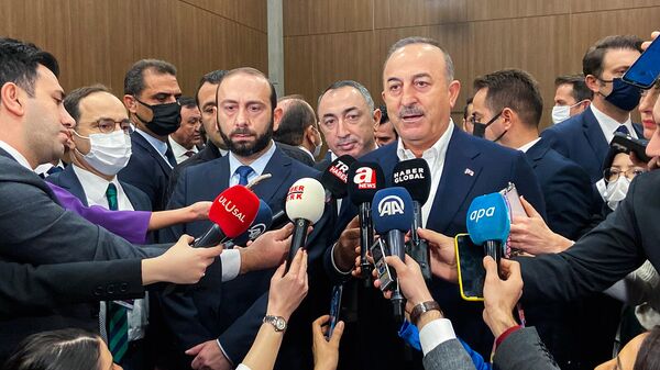 Հայաստանի և Թուրքիայի ԱԳ նախարարներ Արարատ Միրզոյանն ու Մևլութ Չավուշօղլուն  հանդիպումից հետո պատասխանում են լրագրողների հարցերին (12 մարտի, 2022թ). Անթալիա - Sputnik Արմենիա
