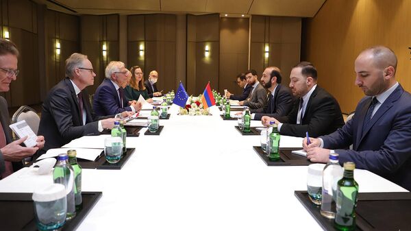 Министр иностранных дел Армении Арарат Мирзоян встретился с верховным представителем ЕС по иностранным делам и политике безопасности Жозепом Борелем (12 марта 2022). Анталья - Sputnik Армения
