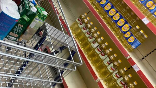 Полупустые лавки растительного масла в одном из ереванских супермаркетов - Sputnik Արմենիա