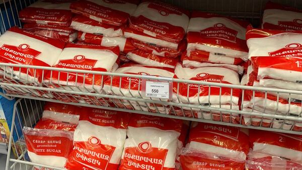 Витрина с сахарным песком в одном из ереванских супермаркетов - Sputnik Армения
