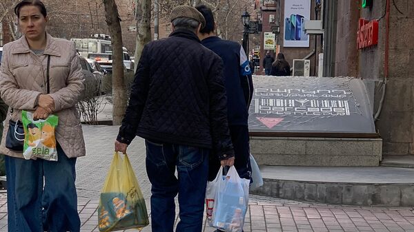 Գնումներով տղամարդը - Sputnik Արմենիա