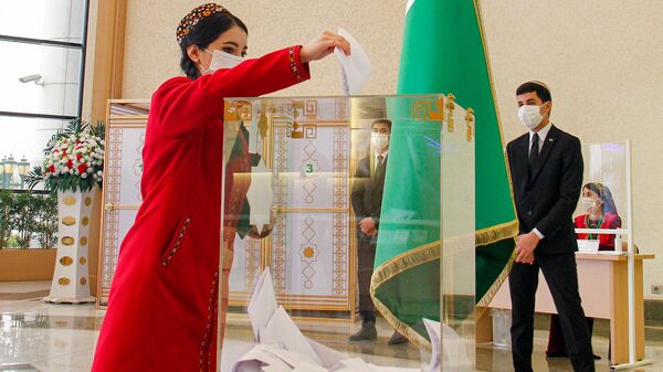 Ազգային հագուստով կինը ընտրատեղամասում` Թուրքմենստանի նախագահական ընտրությունների ժամանակ (12 մարտի, 2022թ). Աշխաբադ - Sputnik Արմենիա