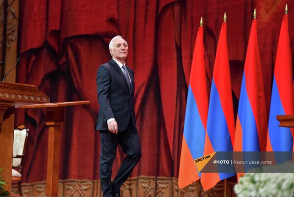 Ваагн Хачатрян поднимается на сцену - Sputnik Армения
