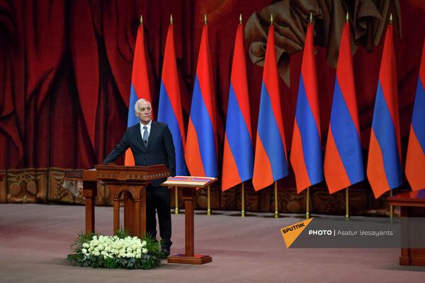 Ваагн Хачатрян зачитывает текст присяги, положив руку на Евангелие и оригинал Конституции - Sputnik Армения