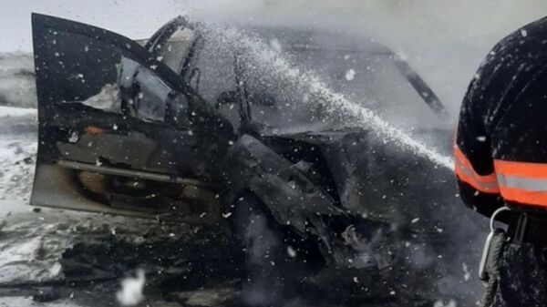 Сгоревший вследствие столкновения автомобиль - Sputnik Армения