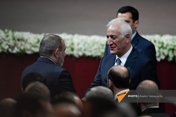 Премьер-министр Никол Пашинян поздравляет Ваагна Хачатряна со вступлением в должность - Sputnik Армения