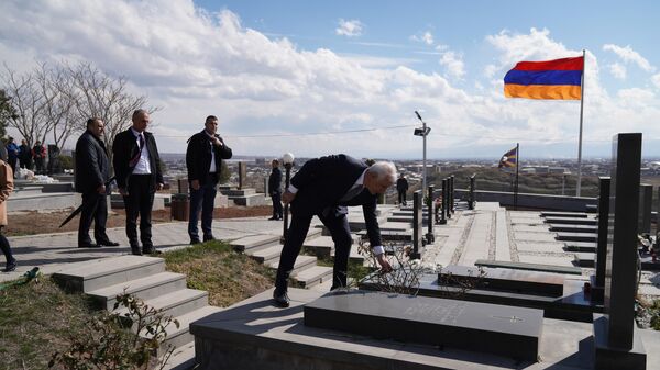 Новоизбранный президент Ваагн Хачатурян посетил военный пантеон Ераблур (13 марта 2022). Еревaн - Sputnik Армения