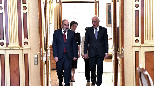 Президент Ваагн Хачатурян принял премьер-министра Никола Пашиняна в президентской резиденции (13 марта 2022). Еревaн - Sputnik Армения
