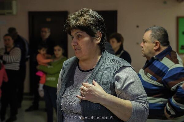 Временно проживающие в одной из гостиниц переселенцы на встрече с Артаком Бегларяном (13 марта 2022). Степанакерт Временно проживающие в одной из гостиниц переселенцы на встрече с Артаком Бегларяном (13 марта 2022). Степанакерт - Sputnik Армения