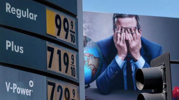 Баннер с ценами на топливо перед рекламным щитом передачи HBO На прошлой неделе сегодня вечером в Лос-Анджелесе - Sputnik Армения