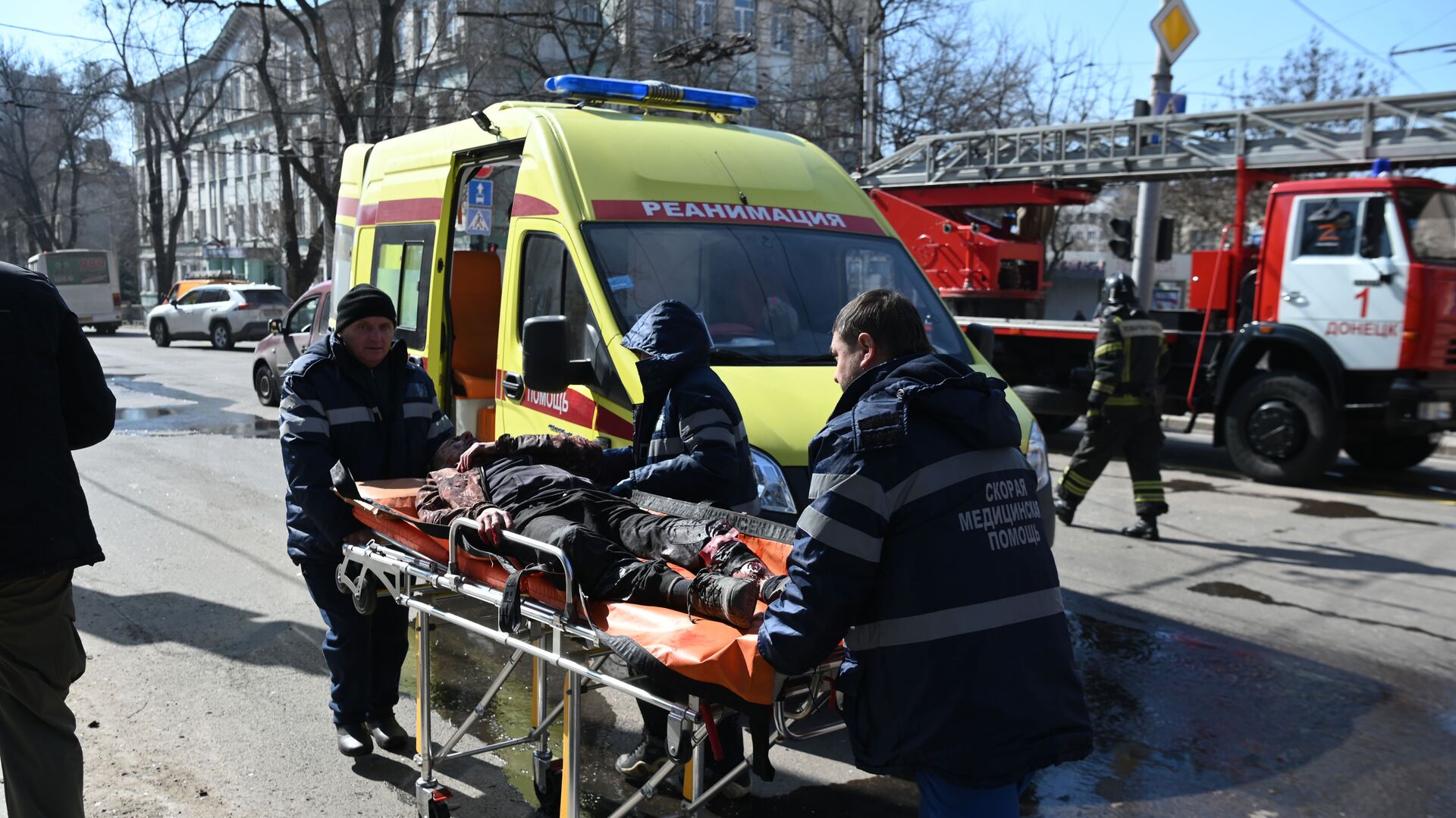 Эвакуация пострадавших в результате взрыва в центре Донецка - Sputnik Армения, 1920, 17.03.2022
