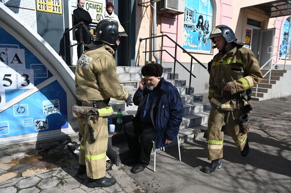 Сотрудники МЧС РФ оказывают помощь мужчине на месте взрыва в центре Донецка.  - Sputnik Армения