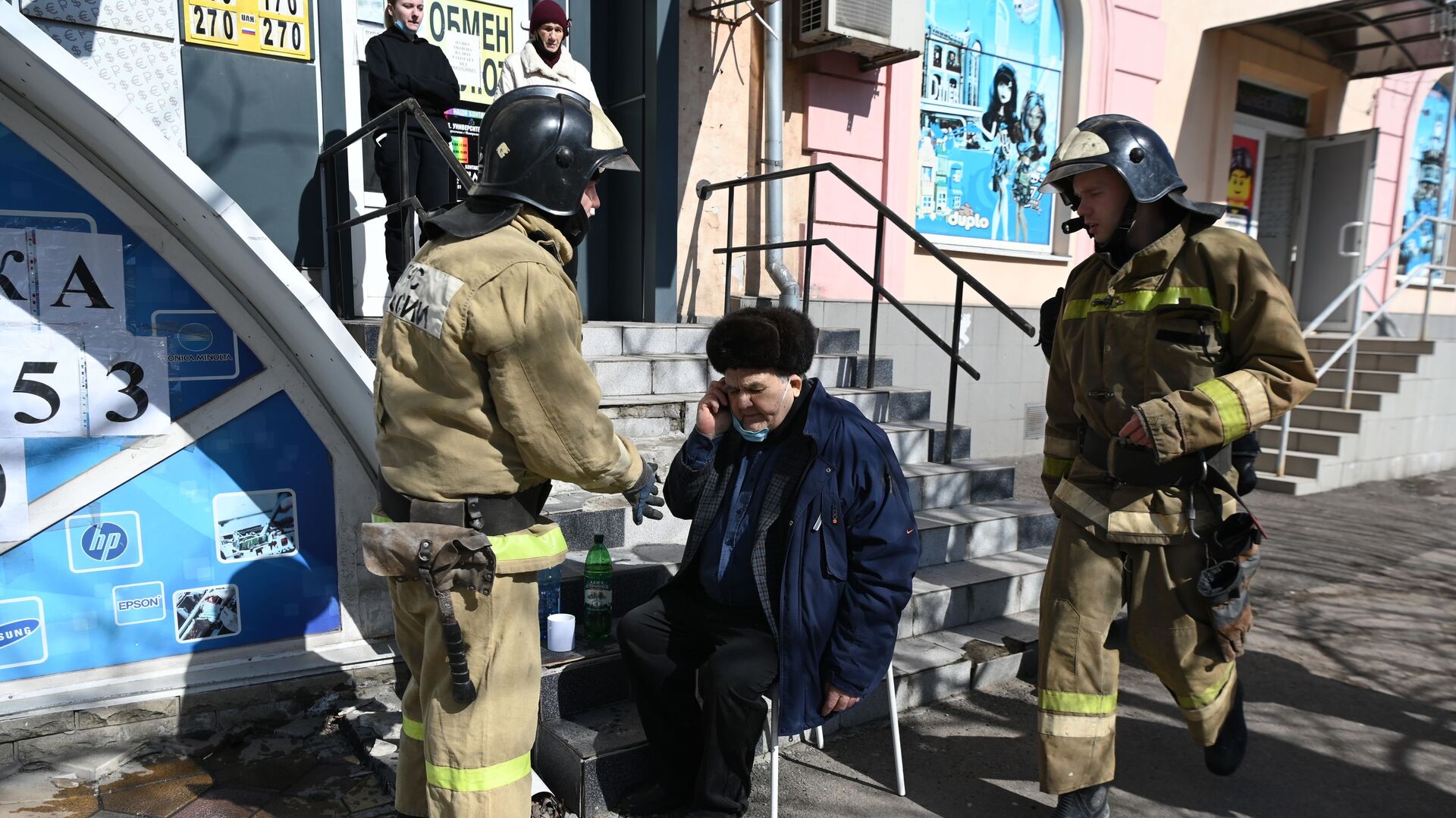 Сотрудники МЧС РФ оказывают помощь мужчине на месте взрыва в центре Донецка - Sputnik Армения, 1920, 04.07.2022