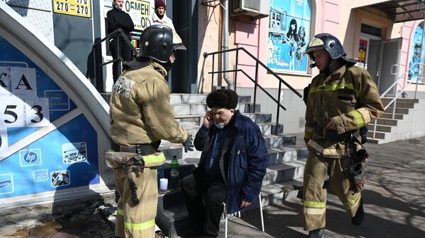 Сотрудники МЧС РФ оказывают помощь мужчине на месте взрыва в центре Донецка - Sputnik Армения