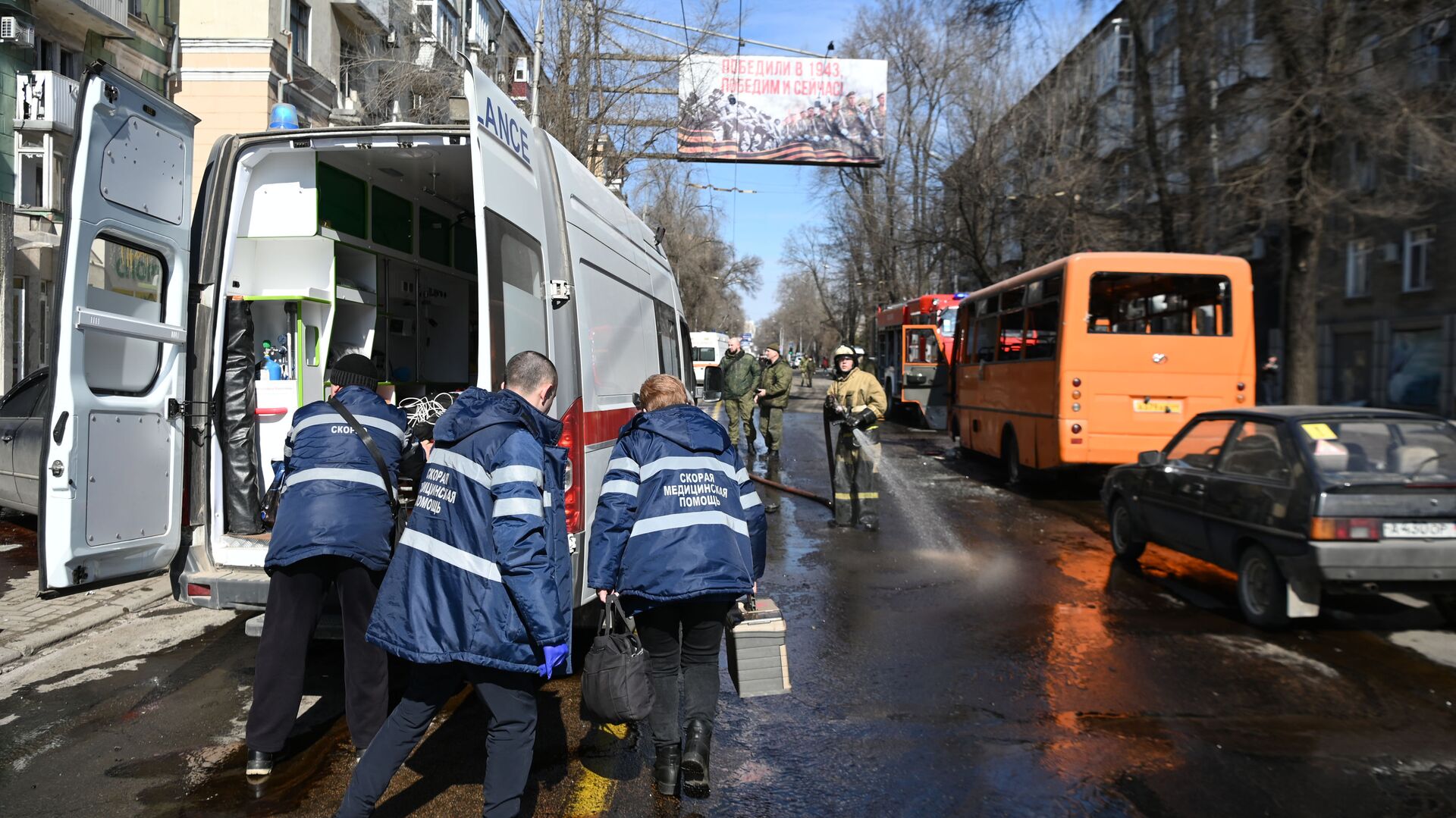 Сотрудники скорой медицинской помощи на месте взрыва в центре Донецка - Sputnik Армения, 1920, 12.06.2022