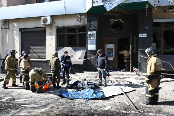 Сотрудники пожарной охраны на месте взрыва в центре Донецка.  - Sputnik Армения