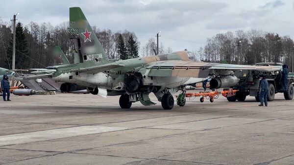 Летчик чудом посадил штурмовик Су-25 после того, как в него попала ракета на Украине - Sputnik Армения