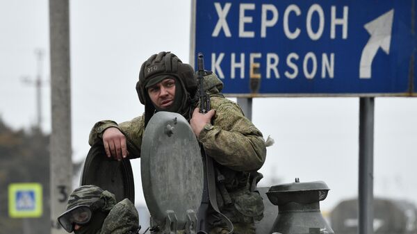 Российские военнослужащие в колонне военной техники на шоссе возле границы с Украиной в Армянске. - Sputnik Армения