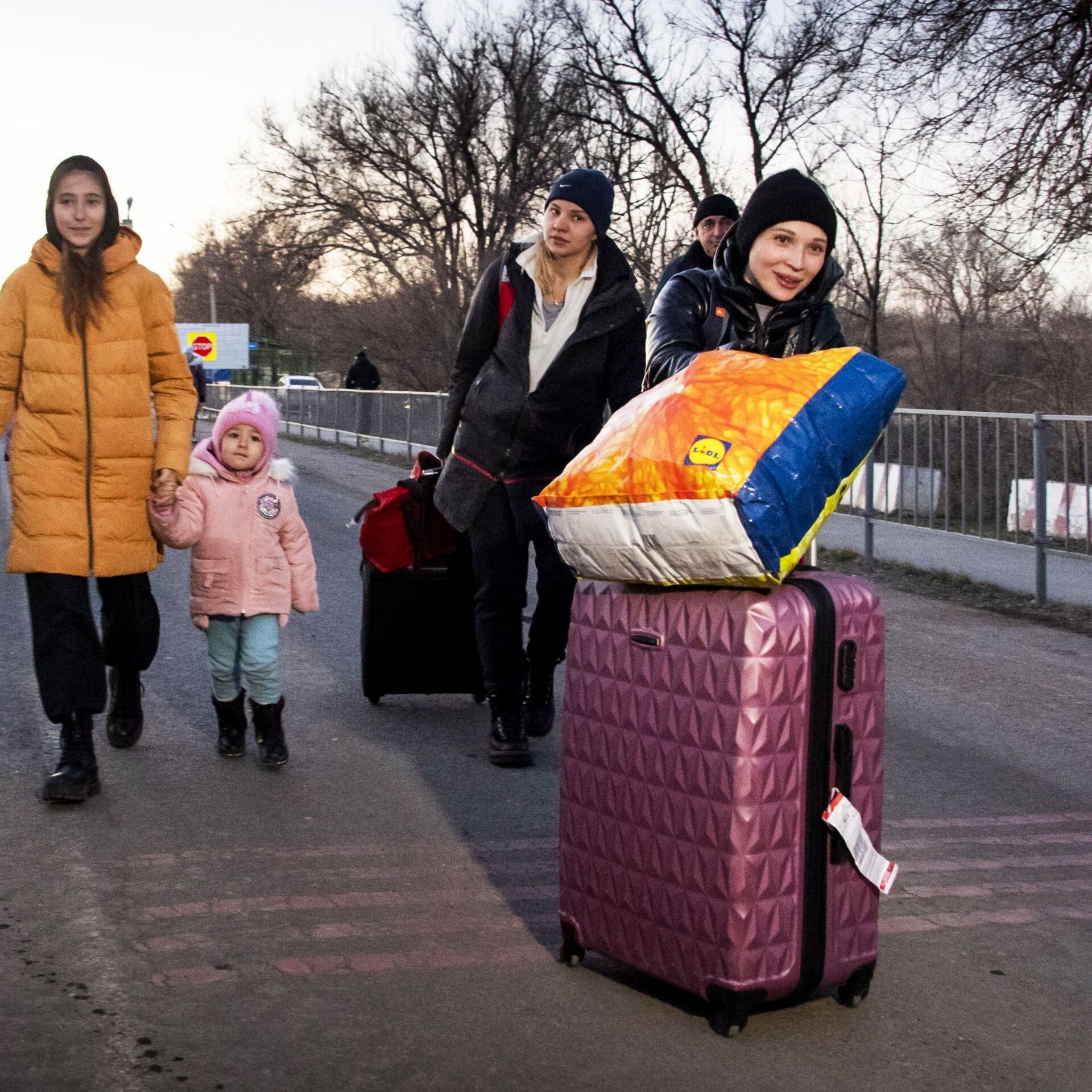 На границу украины прибыли. Беженцы из Украины. Переселенцы. Украинские переселенцы дети.