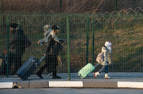 Родители и дети с вещами спешат к эвакуационному транспорту - Sputnik Армения