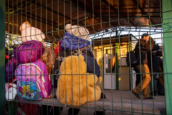 Дети беженцев из Херсонской области на пункте пропуска Армянск на российско-украинской границе в Крыму - Sputnik Армения