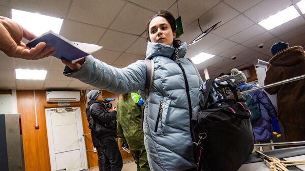 Беженцы из Херсонской области на пункте пропуска Армянск на российско-украинской границе в Крыму - Sputnik Армения