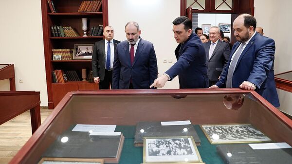 Премьер-министр Никол Пашинян посетил ЕрГМУ, присутствовал на открытии научно-образовательного центра фундаментальных исследований мозга КОБРЕЙН (16 марта 2022). Еревaн - Sputnik Армения