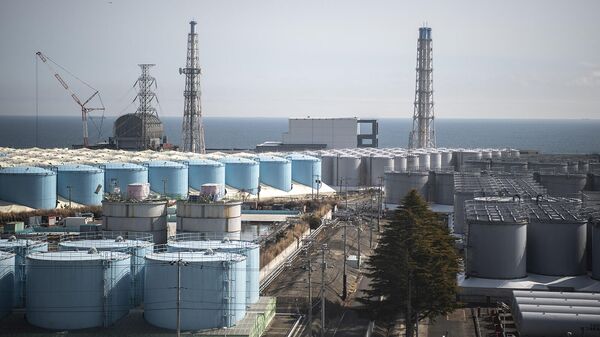 Здания реакторов энергоблоков 3 (слева) и 4 (в центре) и резервуары для хранения загрязненной воды на АЭС Фукусима Дай-ичи - Sputnik Армения