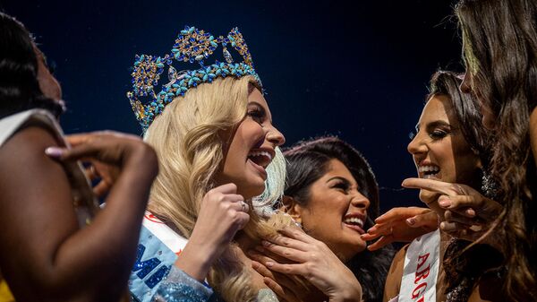 Участницы Мисс мира поздравляют участницу из Польши Каролину Белявскую с победов на 70-м конкурсе красоты Мисс мира (16 марта 2022). Сан-Хуане - Sputnik Армения