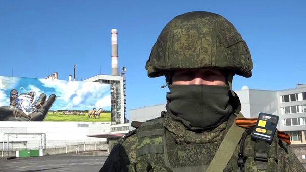 ՌԴ ԶՈՒ զինծառայողը Չեռնոբիլի ԱԷԿ-ի տարածքում հերթապահության ժամանակ - Sputnik Արմենիա